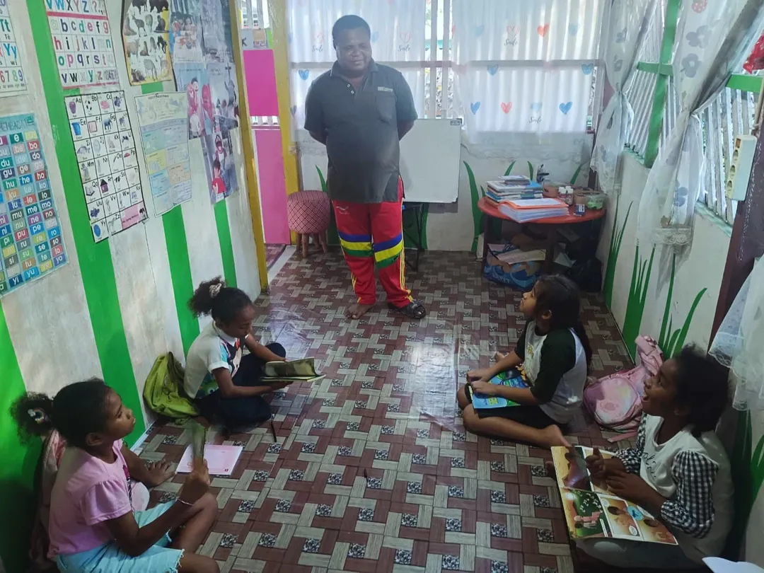 Pembukaan Pondok Baca Senja Papua Cerdas Program Literasi Papua Cerdas 